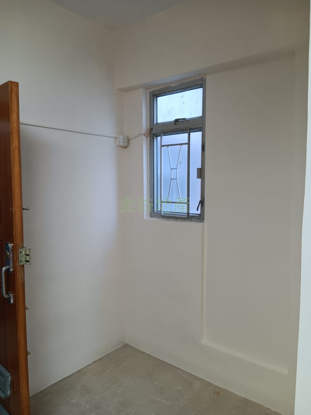 建業大樓連約售240萬