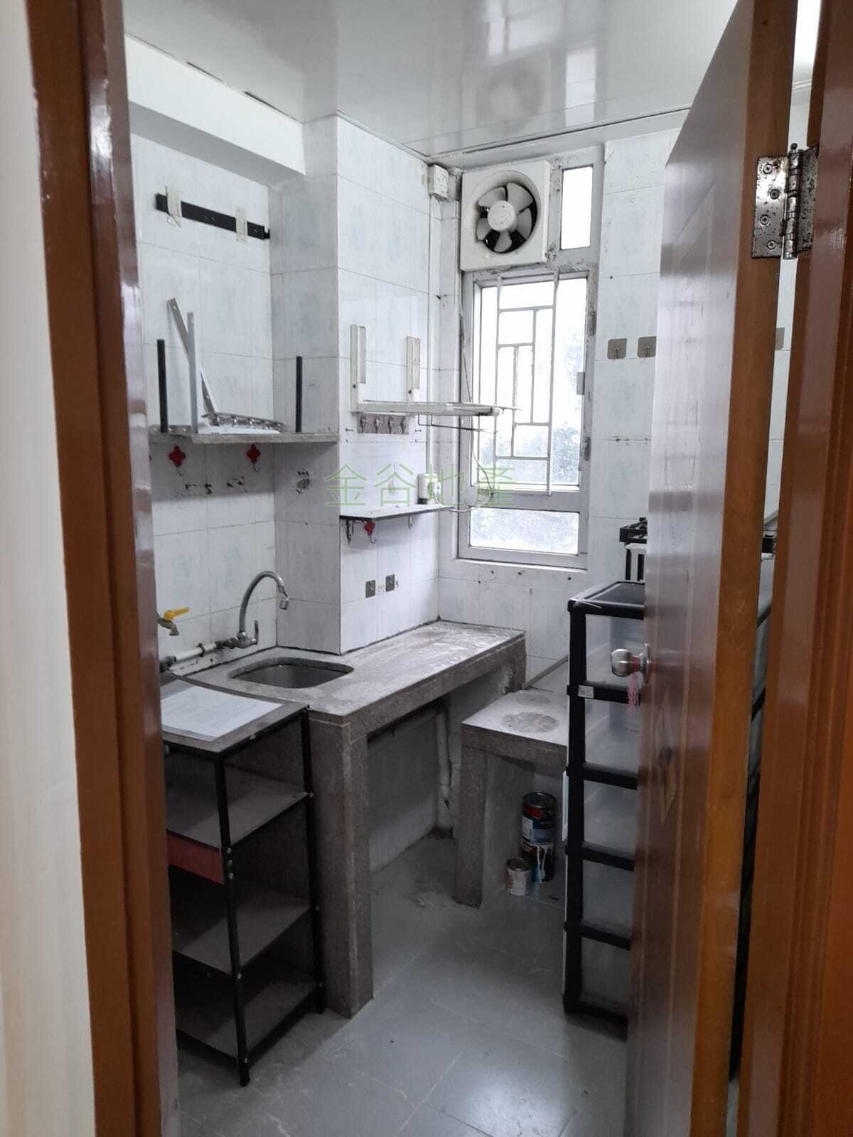 建業大樓連約售240萬