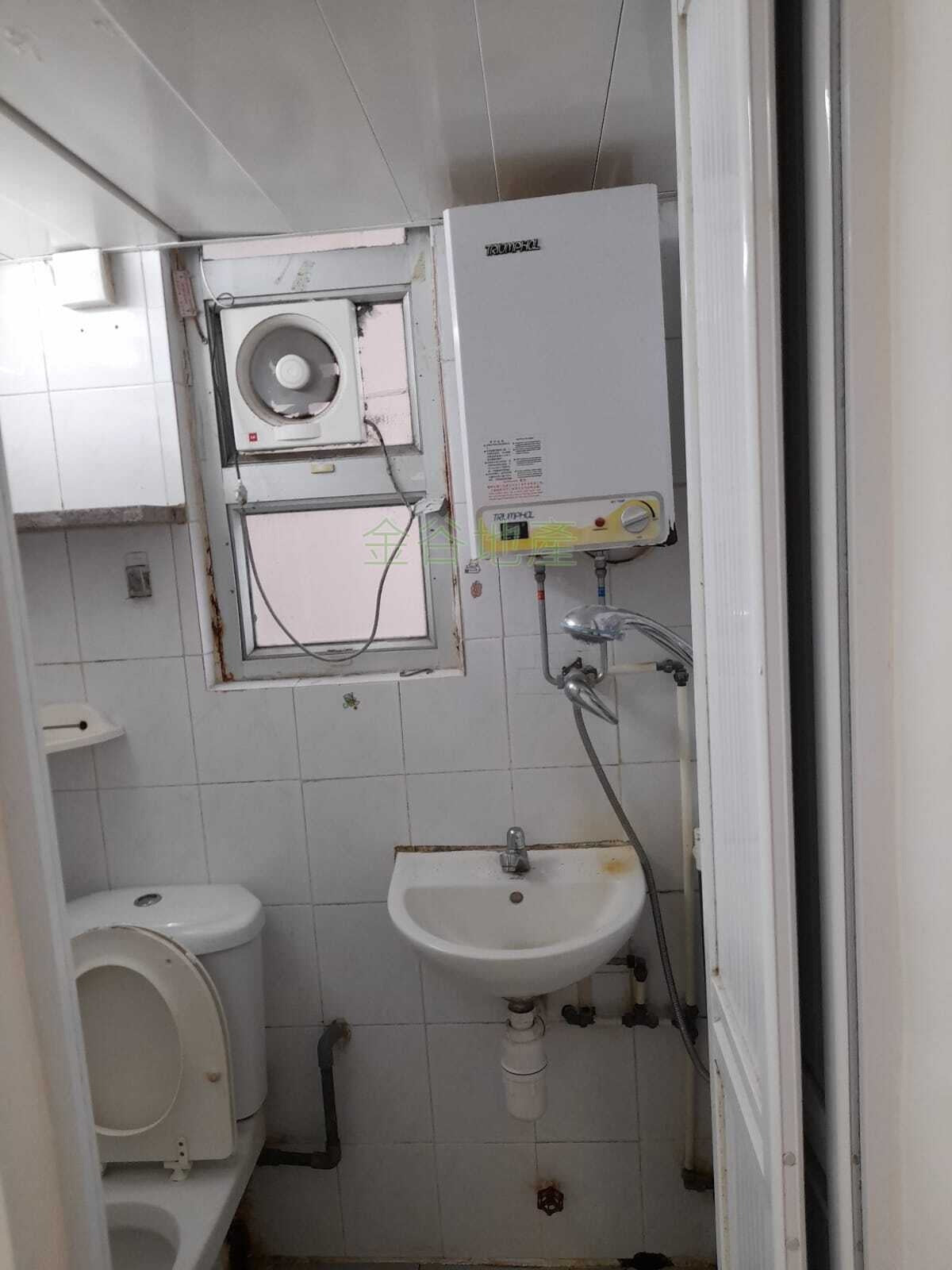 建業大樓連約售240萬